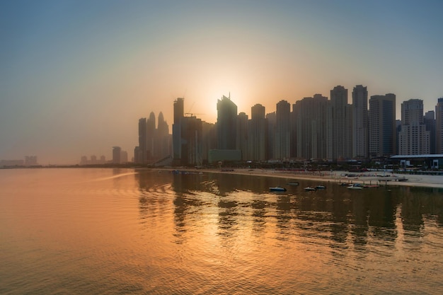 Paesaggio urbano diurno dell'architettura moderna di Dubai dell'area di Dubai Marina