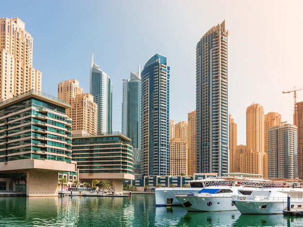 Paesaggio urbano diurno dell'architettura moderna di Dubai dell'area di Dubai Marina