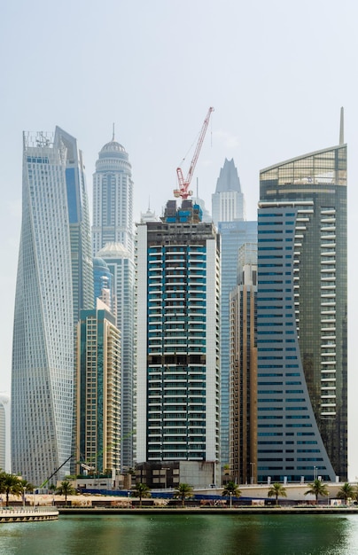 Paesaggio urbano diurno dell'architettura moderna di Dubai dell'area di Dubai Marina