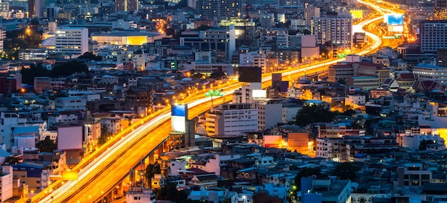 Paesaggio urbano e autostrada nel centro della metropoli