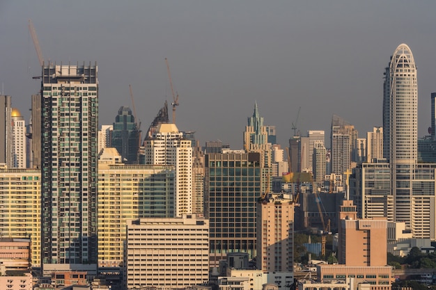 Paesaggio urbano e la costruzione di Bangkok durante il giorno