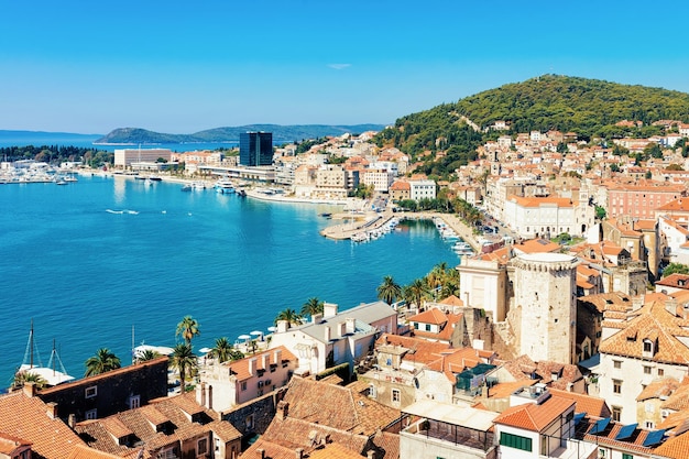 Paesaggio urbano e paesaggio nella città vecchia di Spalato sulla costa adriatica in Dalmazia in Croazia. Palazzo di Diocleziano e architettura della città romana nella baia dalmata croata. Turismo in Europa e vacanze estive.