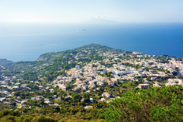 Paesaggio urbano e paesaggio sull'isola di Capri a Napoli in Italia. Paesaggio al Mar Mediterraneo blu alla costa italiana. Anacapri in Europa. Vista in estate. Paesaggio amalfitano e monte Solaro