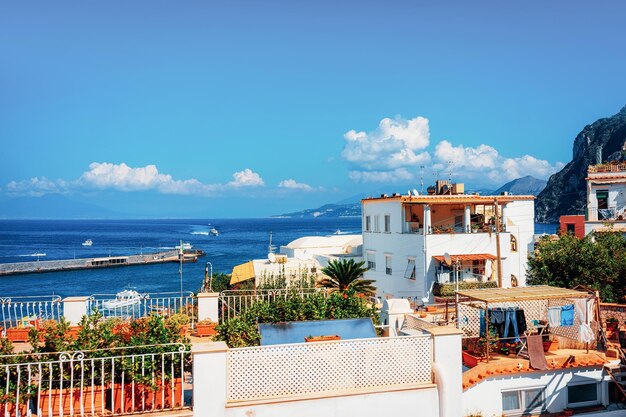 Paesaggio urbano e paesaggio sull'isola di Capri a Napoli in Italia. Paesaggio al Mar Mediterraneo blu alla costa italiana. Anacapri in Europa. Vista in estate. Paesaggio amalfitano e monte Solaro