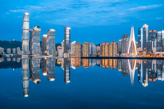 Paesaggio urbano e skyline del centro cittadino vicino all'acqua di chongqing di notte