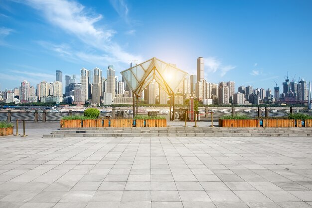 paesaggio urbano e skyline di chongqing nel cielo nuvola in vista dal pavimento vuoto