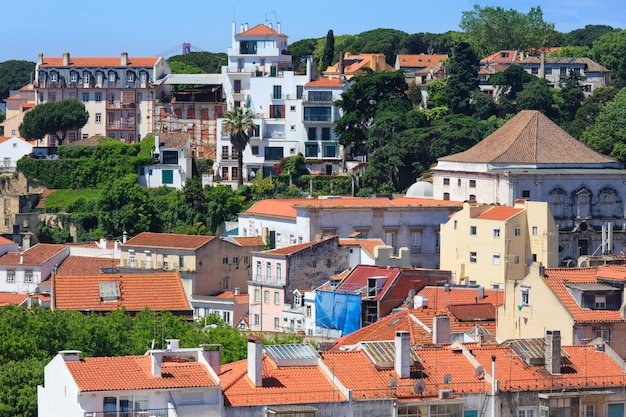 Paesaggio urbano estivo di Lisbona. Vista dal tetto del monastero, Portogallo.