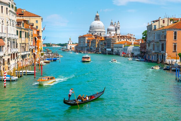 Paesaggio urbano estivo di Venezia con la vista sulla basilica in Canal Grande