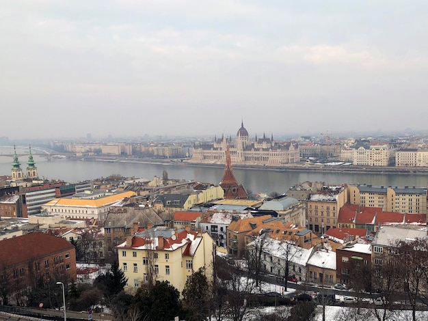 Paesaggio urbano invernale di Budapest Parlamento ungherese, fiume Danubio, banchina di Budapest dal tetto. Ungheria