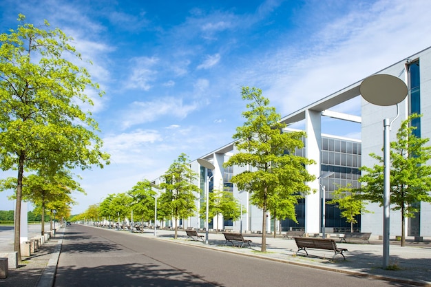 Paesaggio urbano moderno della città con alberi e cielo