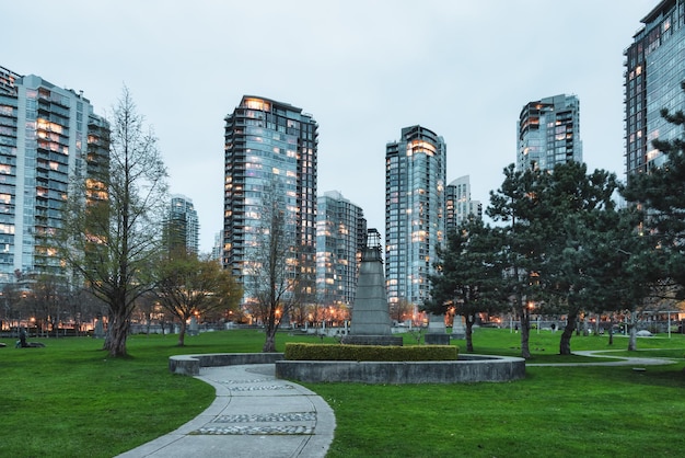 Paesaggio urbano moderno di notte Skyline di Downtown City Building