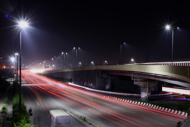 paesaggio urbano notturno del sentiero trafficato della grande città in India