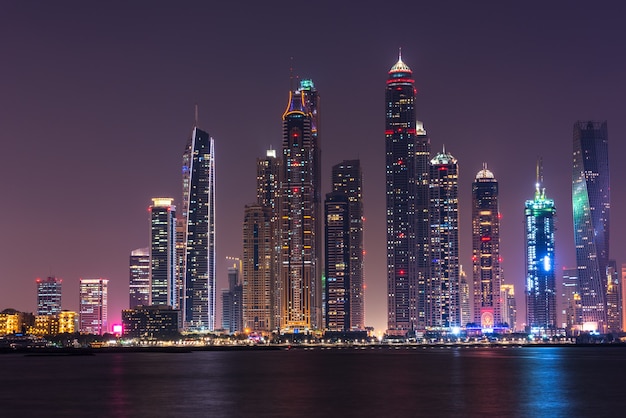 Paesaggio urbano notturno della città di Dubai, Emirati Arabi Uniti