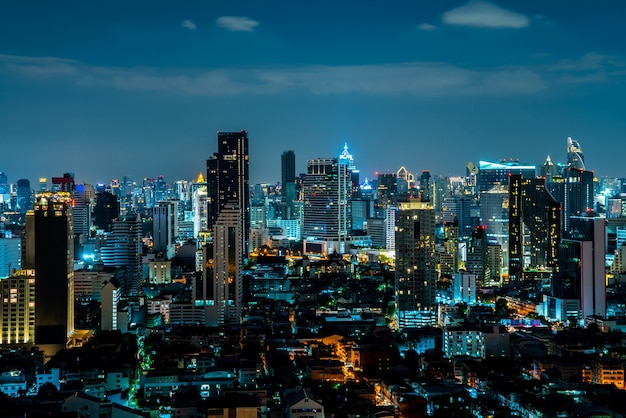 Paesaggio urbano notturno e grattacieli nel centro della metropoli