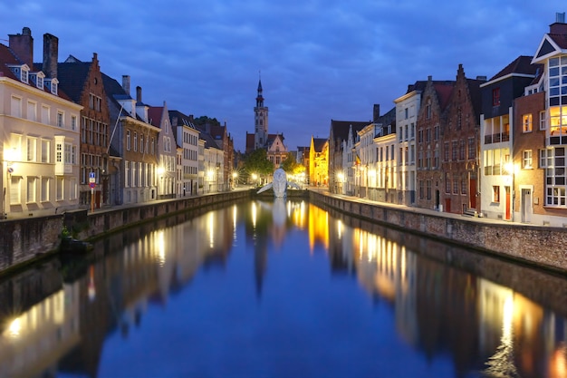 Paesaggio urbano panoramico con una città vecchia da favola medievale e il canale Spiegelrei di notte a Bruges, Belgio