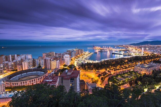 Paesaggio urbano panoramico di Malaga alla sera