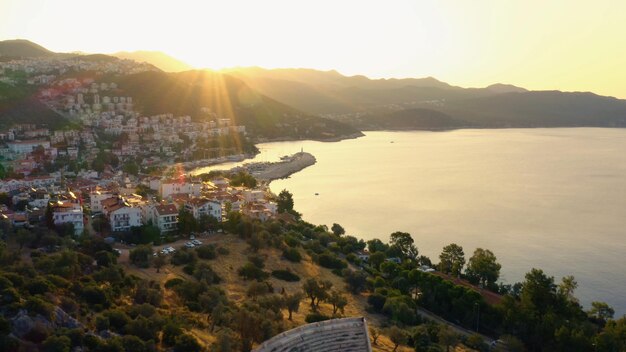 Paesaggio urbano panoramico e baia del mare contro le montagne al tramonto vista panoramica aerea dal drone