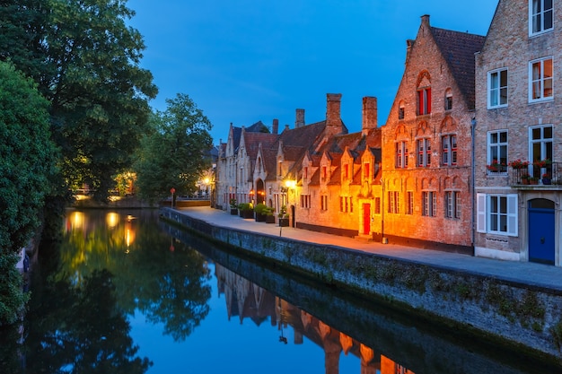 Paesaggio urbano panoramico notturno della città vecchia medievale e del canale verde, Groenerei, a Bruges, Belgio