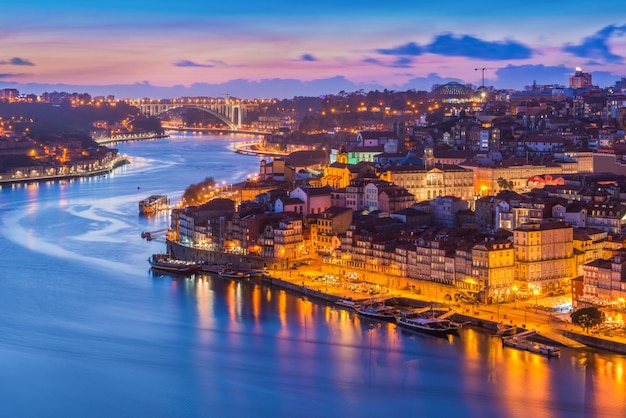 Paesaggio urbano serale di Porto (Oporto), Portugal