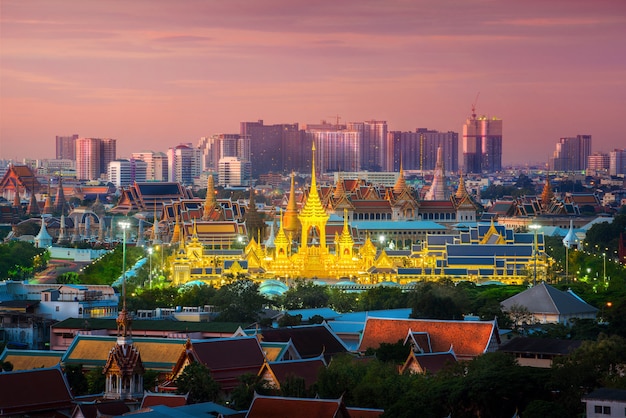 Paesaggio urbano sopra la città di Bangkok con tempio ed edifici