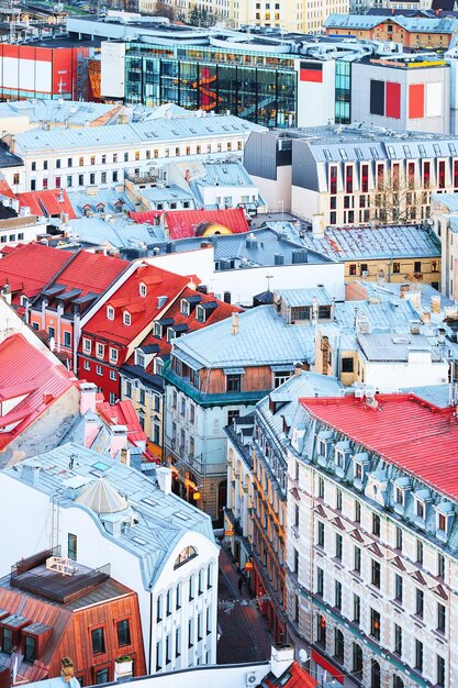 Paesaggio urbano sulla città vecchia di Riga con tegole rosse al tramonto