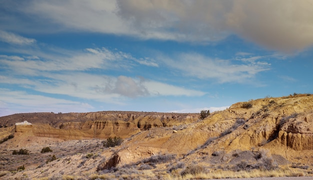 Paesaggio variopinto e paesaggio nel New Mexico vicino alle montagne di Taos