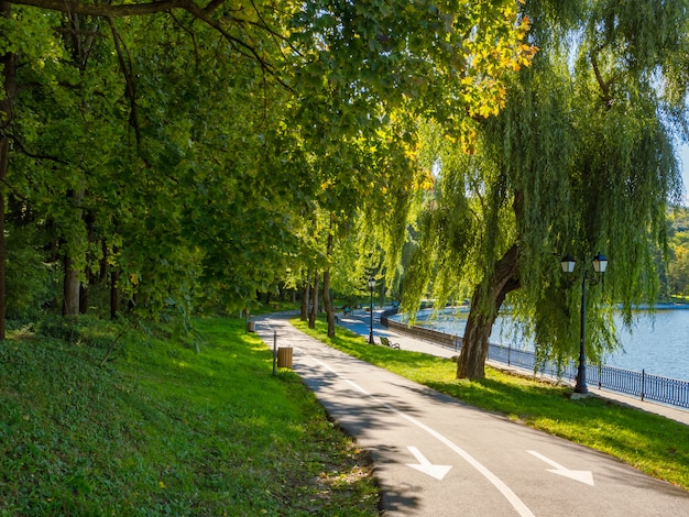 Paesaggio verde con un parco. Green Park a Chisinau. Moldavia.