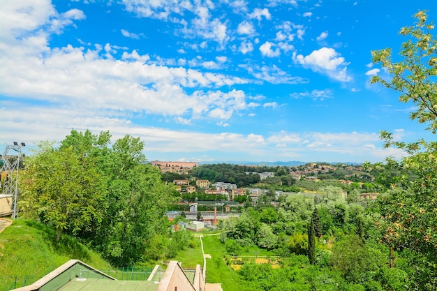 Paesaggio verde e blu nella periferia di Siena Italia