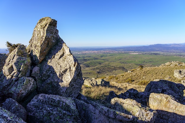 Paesaggio verde roccioso all'alba in una giornata di sole con splendide viste sulle montagne. Madrid.