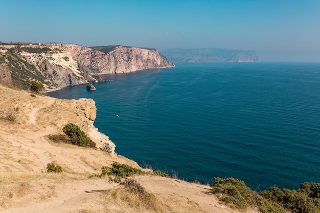 Paesaggio vista autunnale della costa del Mar Nero e capo Phiolent Sebastopoli Crimea Russia