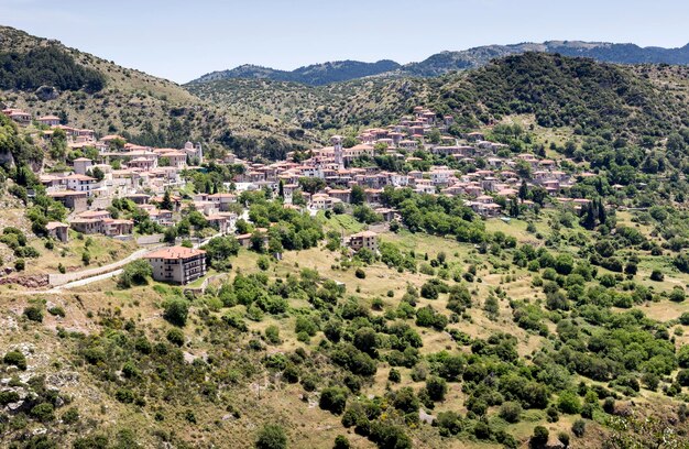 Paesaggio Vista del villaggio Dimitsana in montagna in una giornata di sole estivo distretto Arcadia Peloponneso Grecia