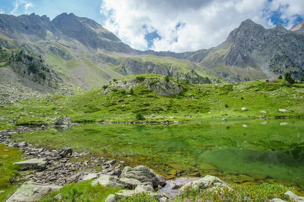 Paesaggio Vista montagna naturale Pirenei in estate, aragona, spagna