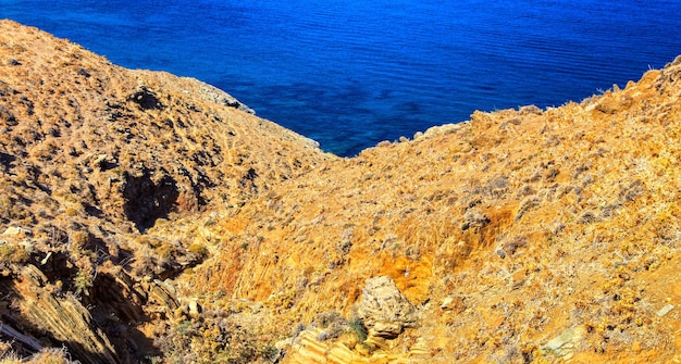 Paese mediterraneo secco e acqua blu nel mare