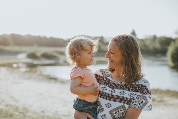 Paesi Bassi, Schiermonnikoog, madre e figlia vicino al lago