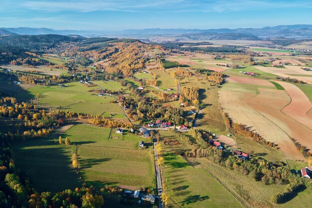 Paesino di montagna e campi agricoli, vista aerea. Paesaggio della natura