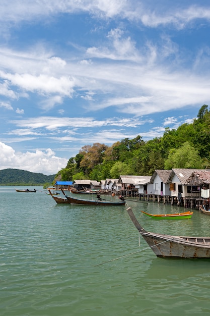 Paesino di pescatori su un'isola in Tailandia