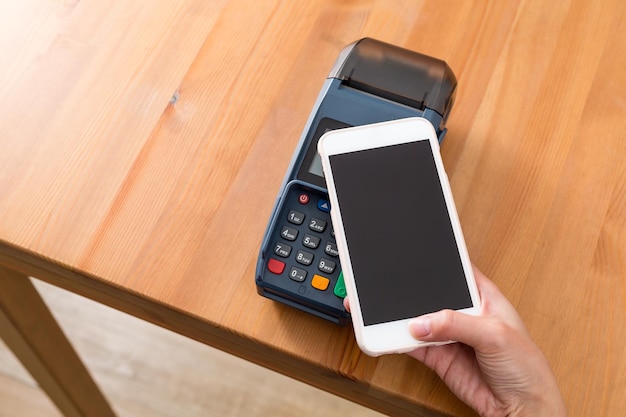 Paga il cellulare sulla macchina pos
