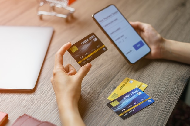 Pagamenti mobili. mani usando smartphone e carta di credito per lo shopping online.