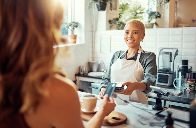 Pagamento con carta di credito e shopping con donna di colore in caffetteria per ristorante al dettaglio e servizio di ristorazione Negozio finanziario e acquisto con acquisto cliente in caffetteria per spendere consumatori e vendite