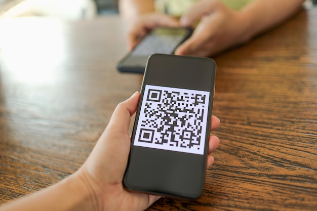 Pagamento con codice QR Portafoglio elettronico L'uomo che scansiona il tag accettato genera un pagamento digitale senza denaro scansionando il codice QR shopping online pagamento e verifica senza contantixAtechnology concept