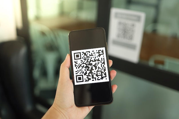 Pagamento con codice QR Portafoglio elettronico L'uomo che scansiona il tag accettato genera un pagamento digitale senza denaro scansionando il codice QR shopping online pagamento e verifica senza contantixAtechnology concept