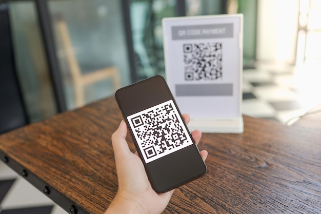 Pagamento con codice QR Portafoglio elettronico Tag di scansione dell'uomo accettato Generare pagamento digitale senza denaro Scansione del codice QR Acquisti online concetto di tecnologia senza contanti