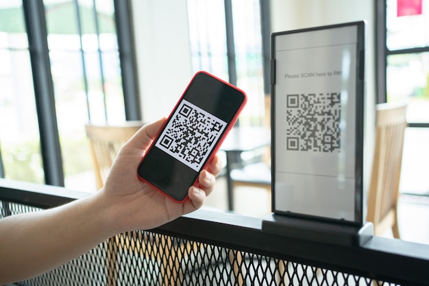 Pagamento con codice QR Portafoglio elettronico Tag di scansione uomo accettato Generare pagamento digitale senza denaro Scansione del codice QR Acquisti online Concept di tecnologia di pagamento e verifica senza contanti