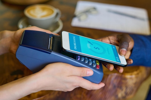 Pagamento contactless con telefono cellulare al bar