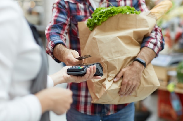 Pagamento del cliente da NFC nel supermercato