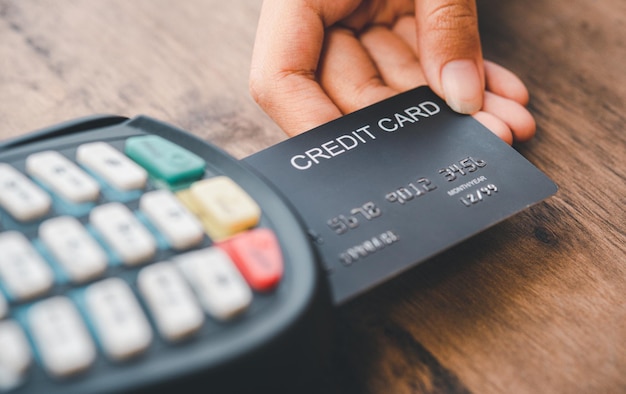 Pagare con carta di credito, acquistare e vendere prodotti utilizzando una macchina magnetica per carte di credito