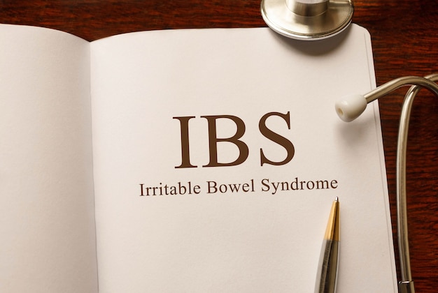 Pagina con sindrome dell'intestino irritabile IBS sul tavolo con lo stetoscopio