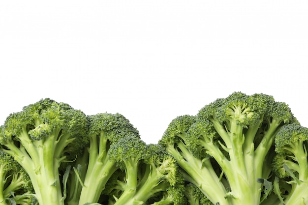 Pagina dei broccoli isolata su superficie bianca. Verdura fresca