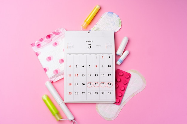 Pagina del calendario con articoli igienici mestruali femminili