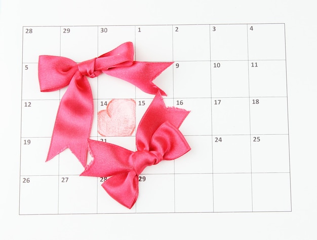 Pagina del calendario con cuori e fiocchi il giorno di San Valentino